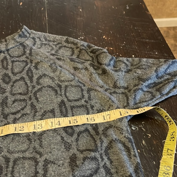 BEYOND YOGA Snakeskin Print
Raglan Crew Sweatshirt Size XS. - Picture 8 of 9